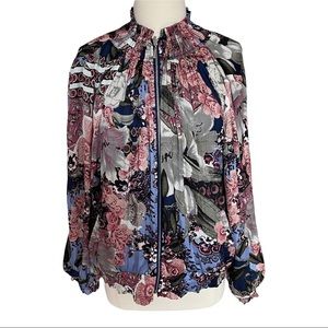 Reversible lightweight jacket.